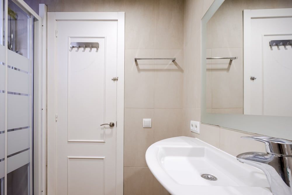 Comfortable 3BR Apartment Close to Placa Espana and Sants Station Business Apartment, 3 Bedrooms 9