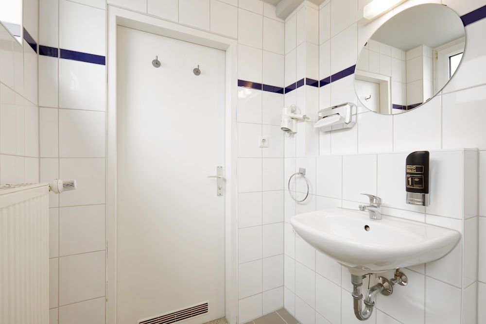 a&o Düsseldorf Hauptbahnhof Twin Room 6