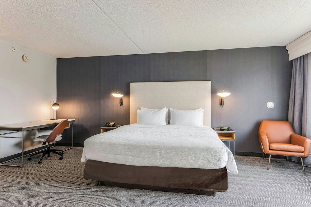 Room, 1 King Bed (Mobility/Hearing Access, Roll-in Shwr)