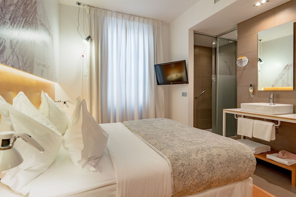 Deluxe Double Room Single Use (with Executive Breakfast)