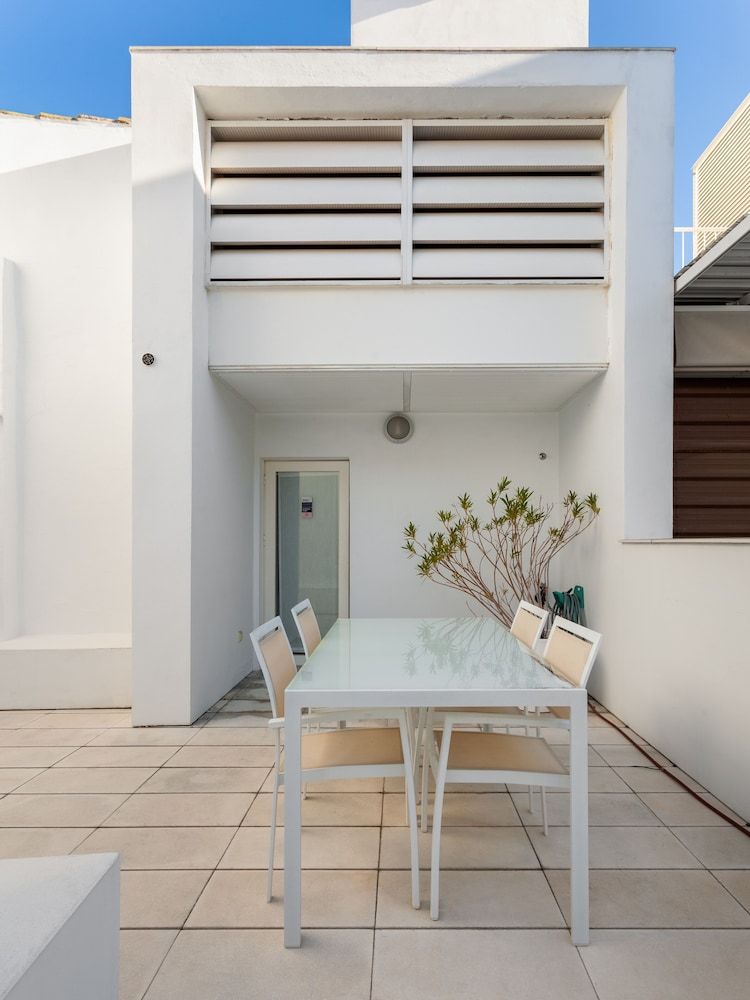 Numa Seville Jondo XL 3 Bedroom Apartment, Terrace 4