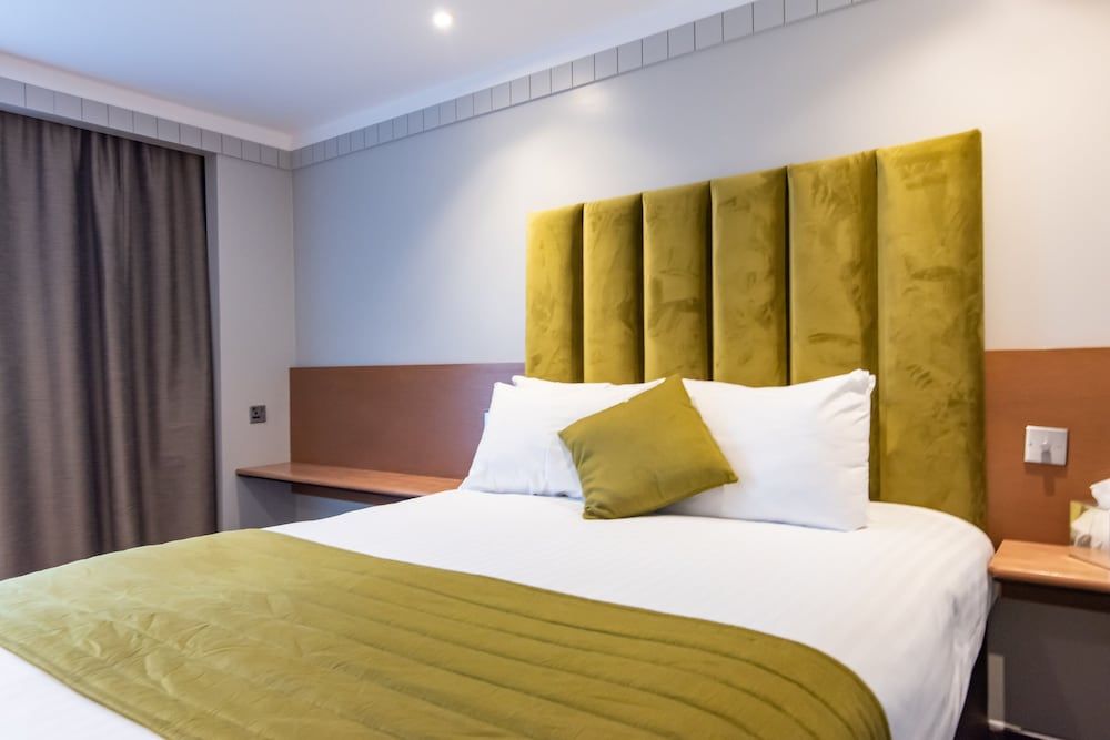 The Hog's Back Hotel & Spa Farnham Standard Double Room 2