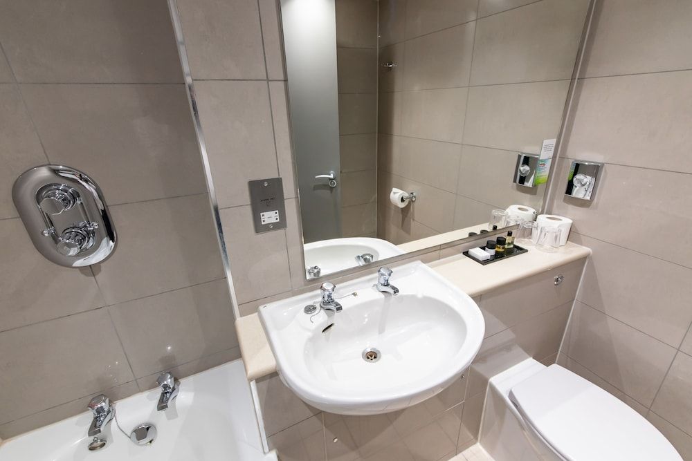 The Hog's Back Hotel & Spa Farnham Standard Double Room 15