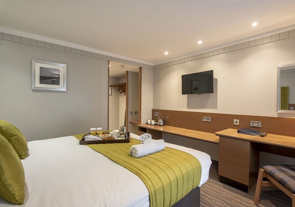 The Hog's Back Hotel & Spa Farnham Standard Double Room 3