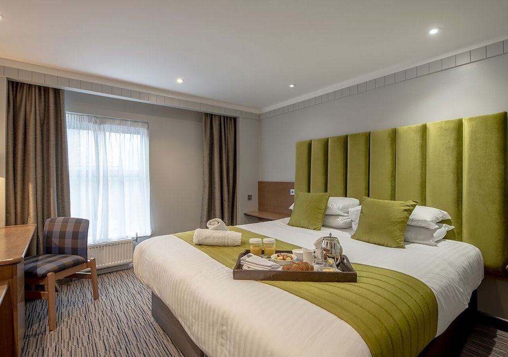 The Hog's Back Hotel & Spa Farnham Standard Double Room 4