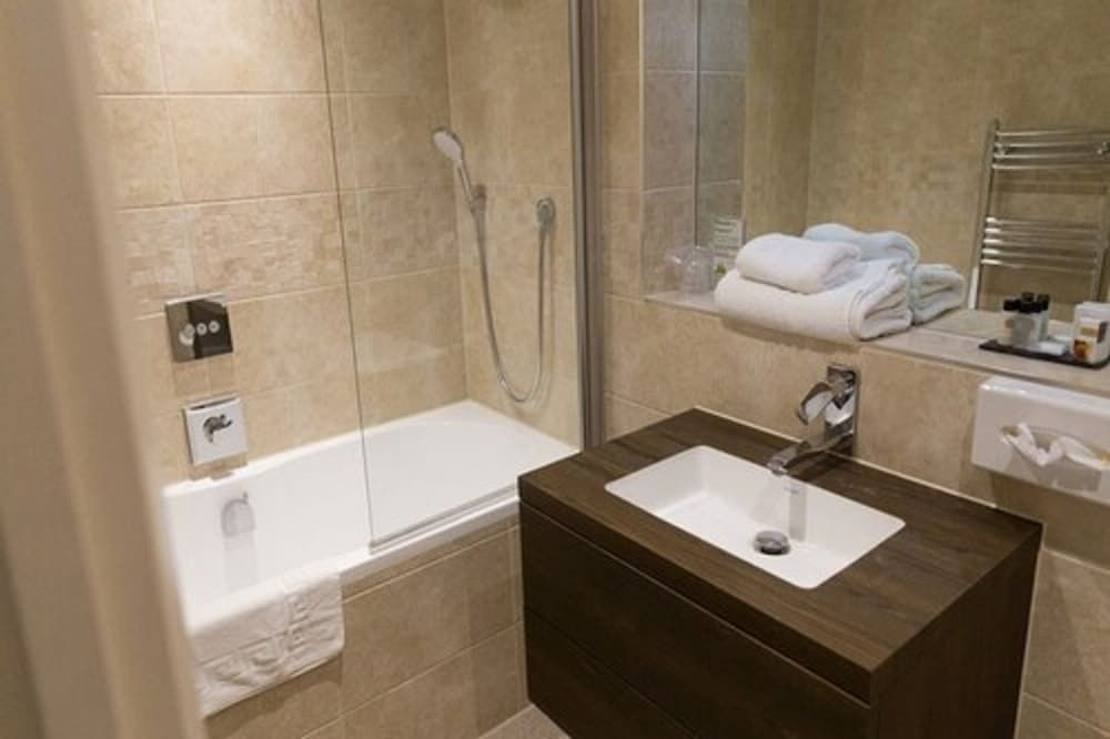 The Hog's Back Hotel & Spa Farnham Executive Room 17