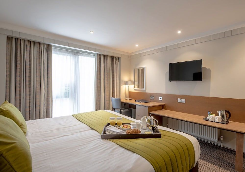 The Hog's Back Hotel & Spa Farnham Standard Double Room 6