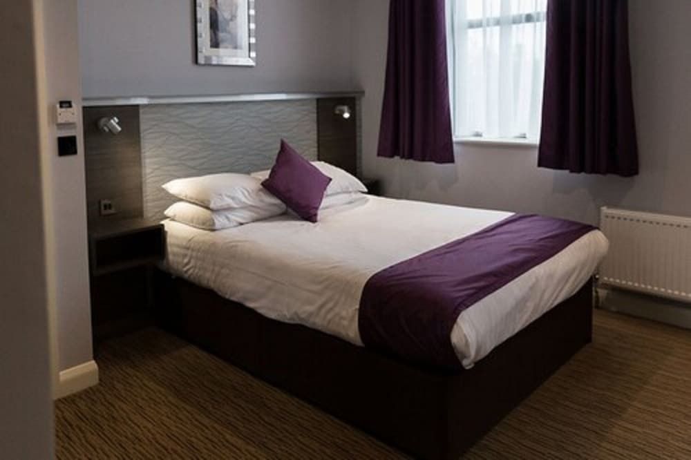 The Hog's Back Hotel & Spa Farnham Executive Room 6