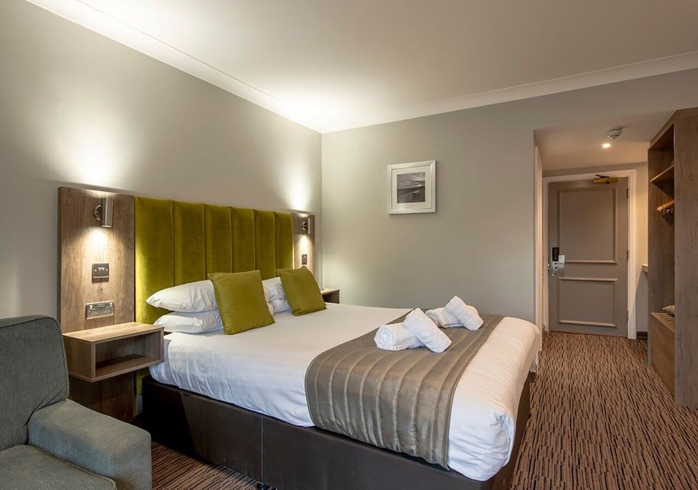The Hog's Back Hotel & Spa Farnham Standard Double Room 9
