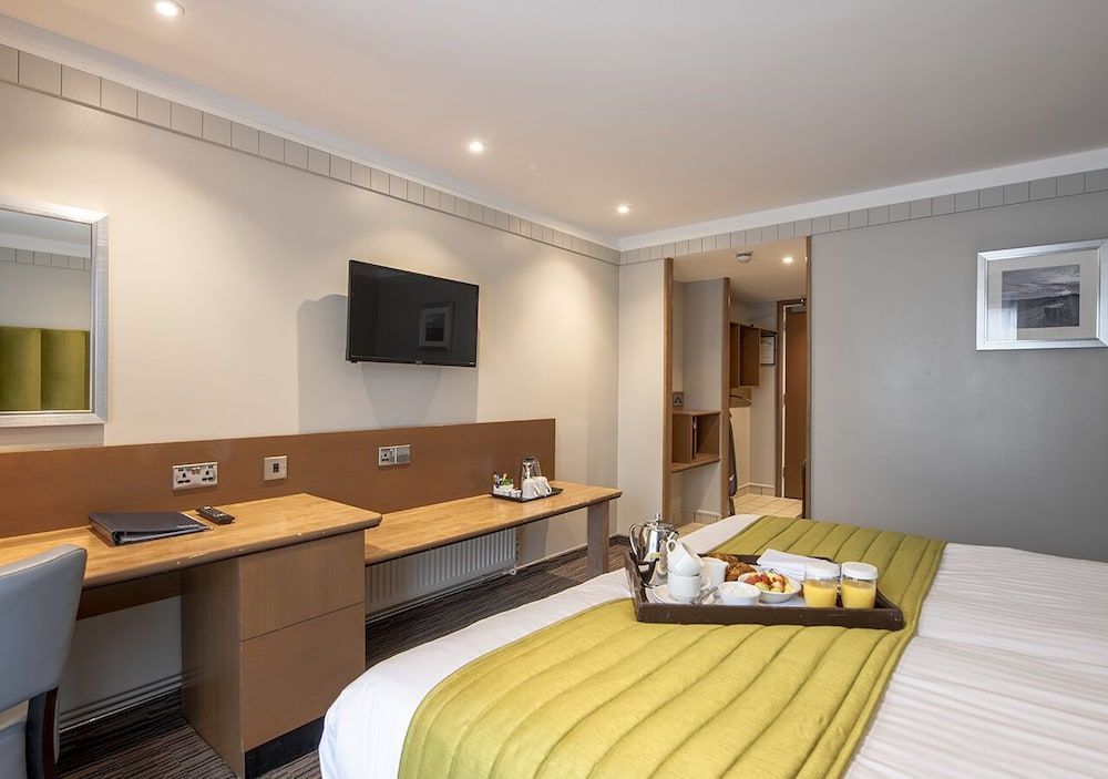 The Hog's Back Hotel & Spa Farnham Standard Double Room 5