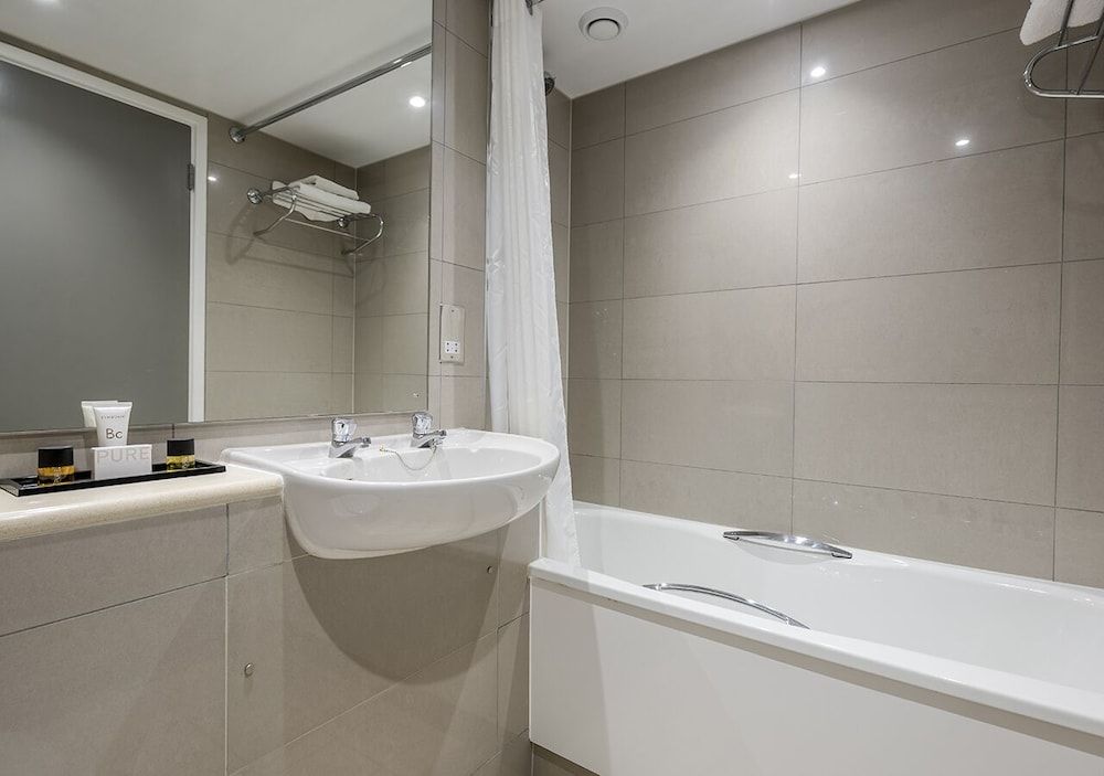 The Hog's Back Hotel & Spa Farnham Standard Double Room 13