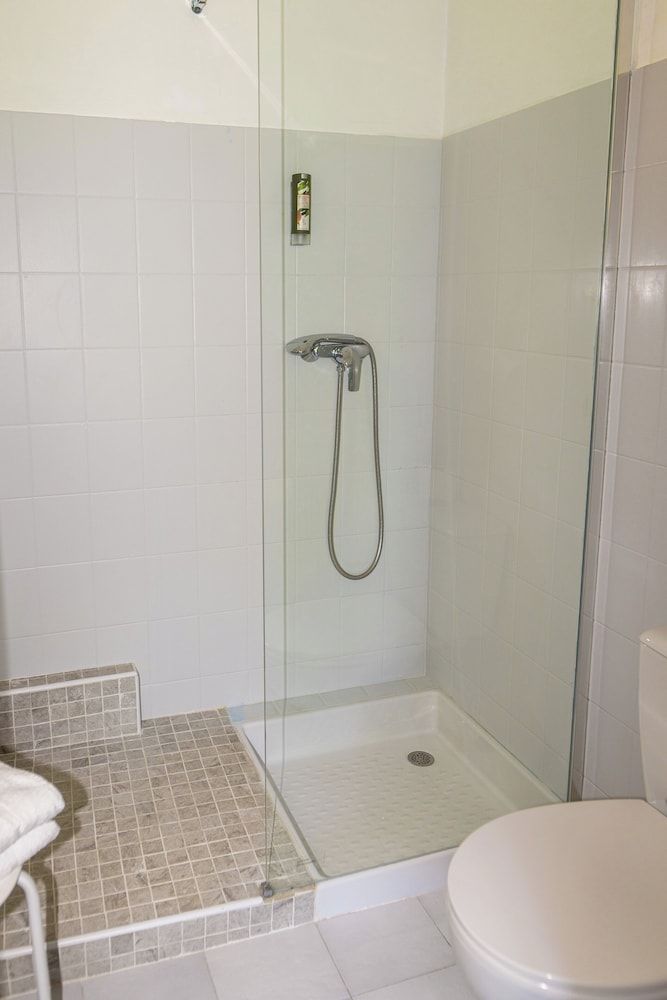 Hôtel Les Oliviers Standard Room, Garden View 12