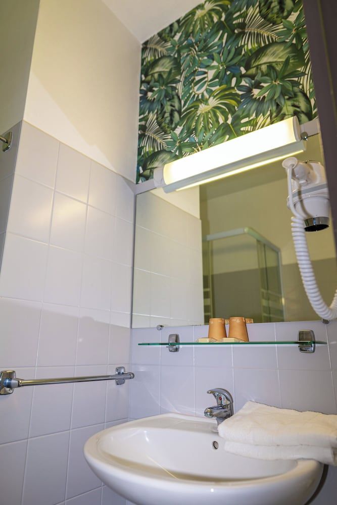 Hôtel Les Oliviers Standard Room, Garden View 11