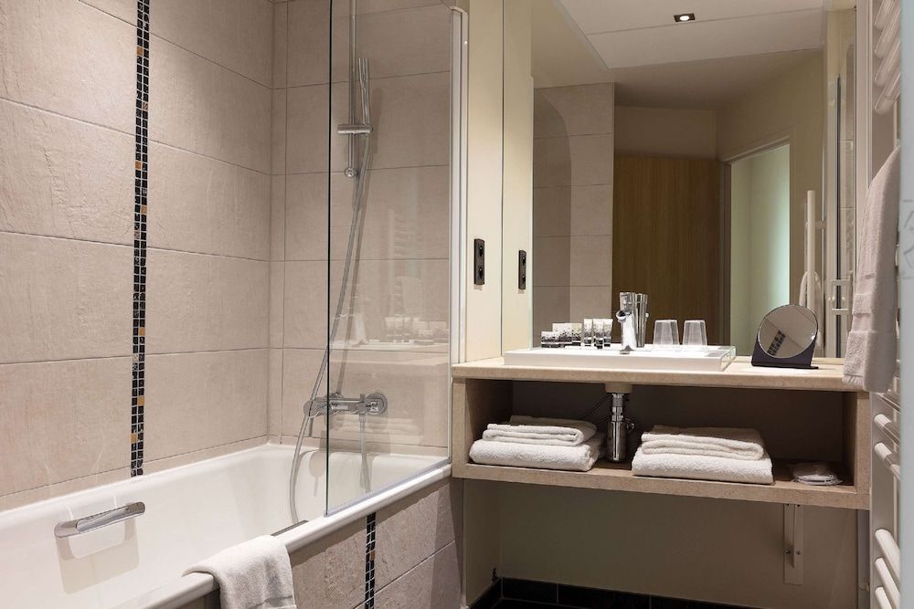 Best Western Plus Hotel Escapade Senlis Superior Room, 1 Queen Bed, Non Smoking 4