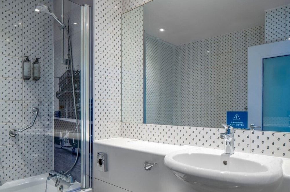 Gloucester Robinswood Hotel, BW Signature Collection Executive Room, 1 Double Bed, Non Smoking 3