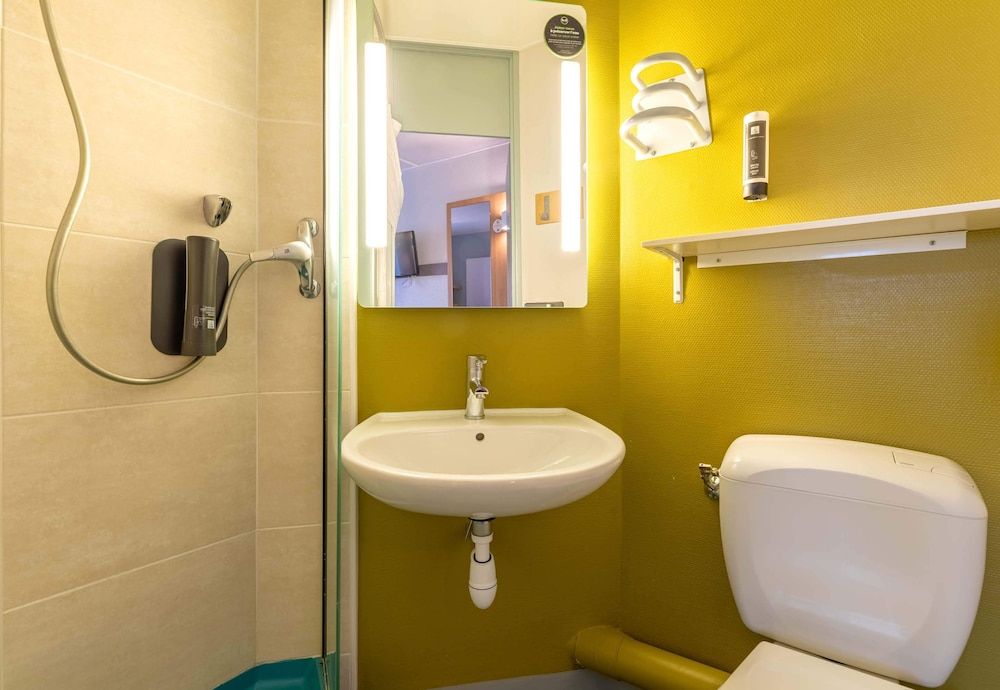 B&B HOTEL Le Havre (2) Quadruple Room, Non Smoking 8