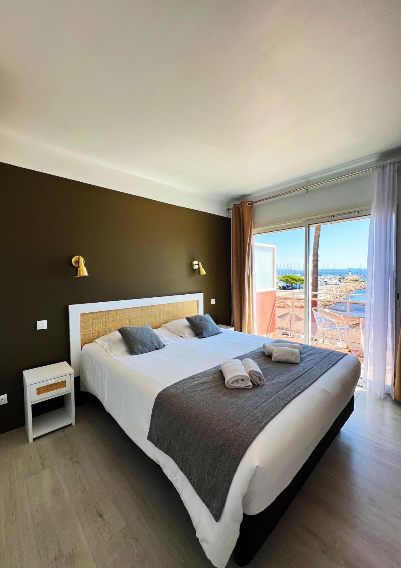 Classic room with balcony and sea view