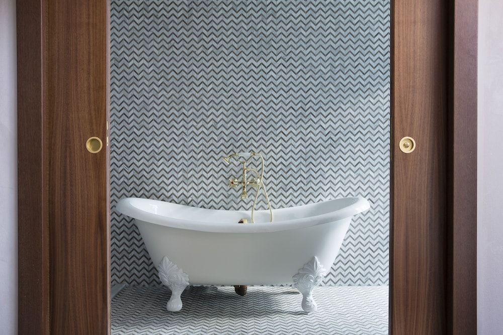 Deep soaking bathtub