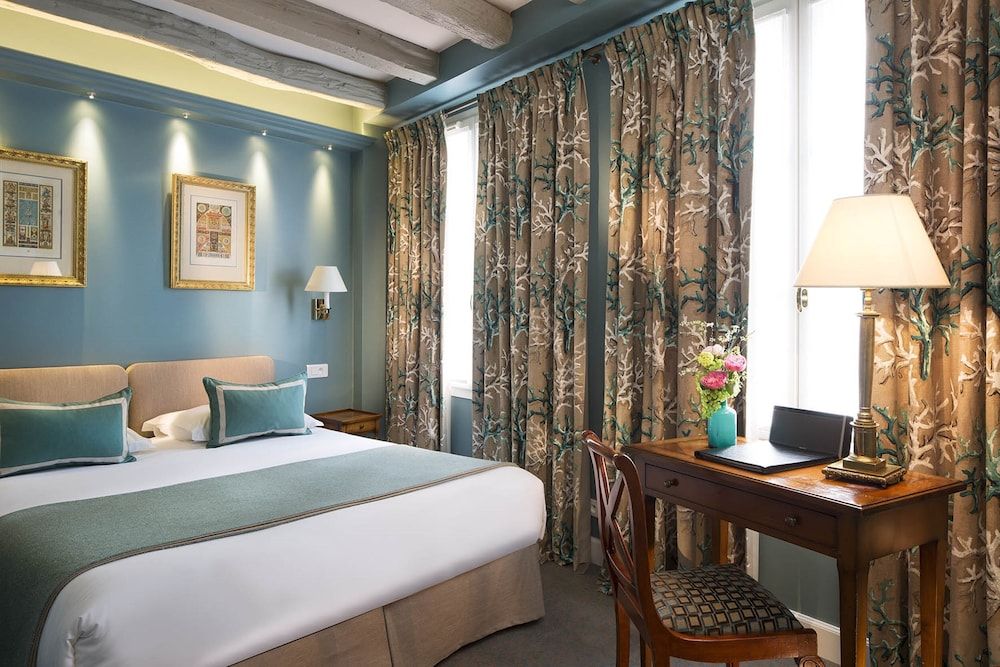 Le Relais Saint Honoré Superior Double Room 2