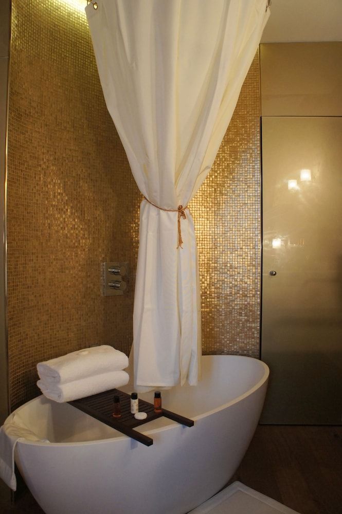 Deep Soaking Bathtub