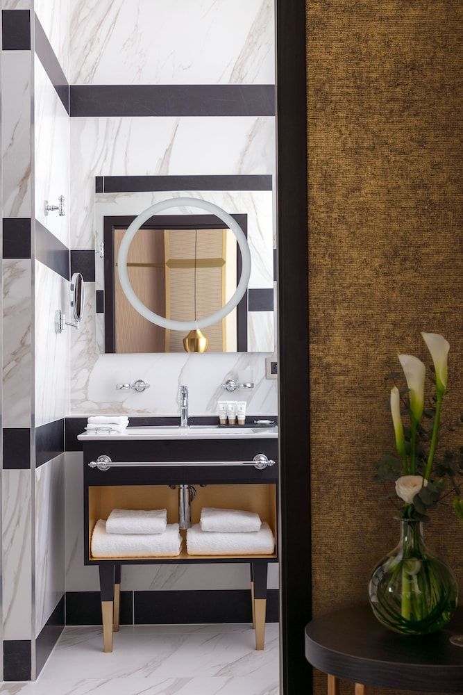 Niepce Paris Hotel, Curio Collection by Hilton Twin Accessible Guest Room 3