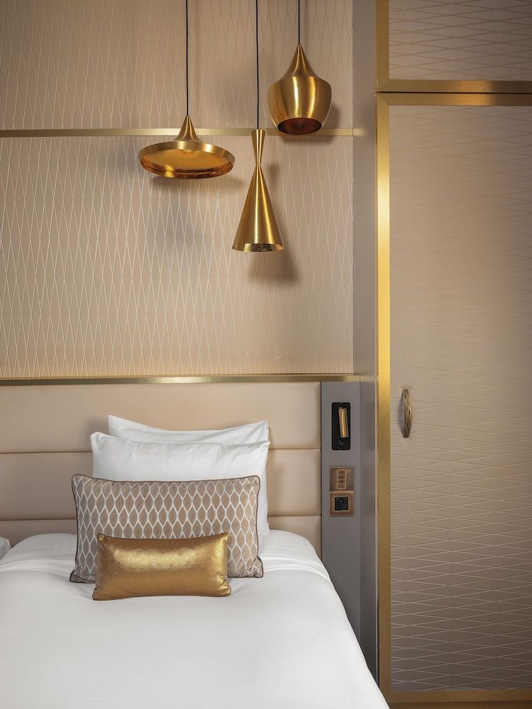 Niepce Paris Hotel, Curio Collection by Hilton Twin Accessible Guest Room