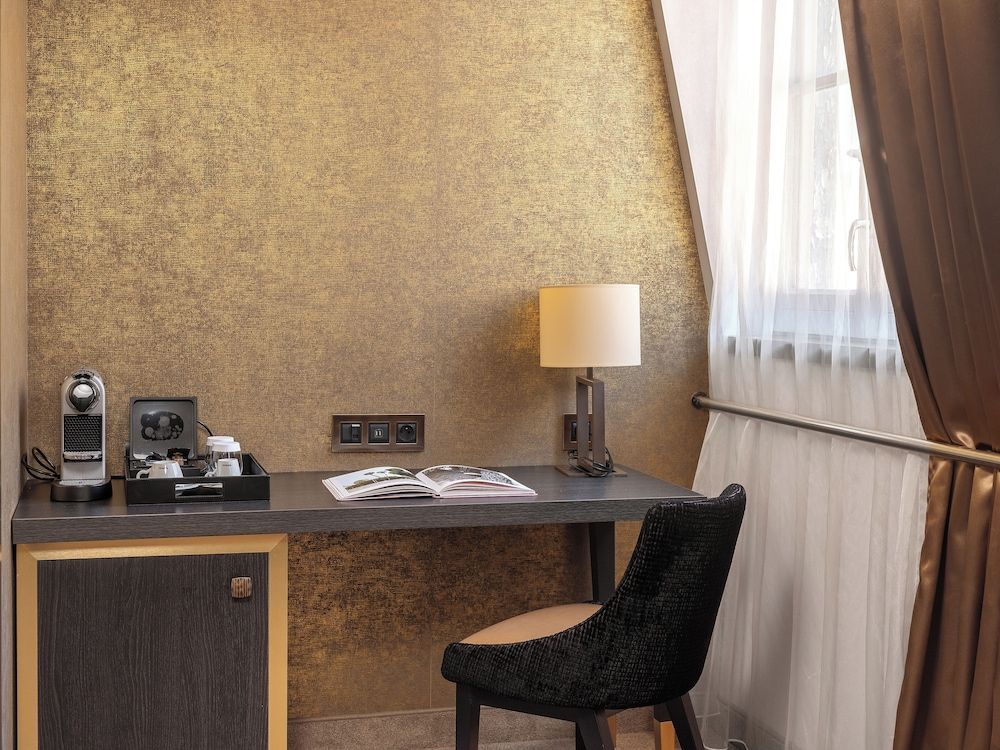 Niepce Paris Hotel, Curio Collection by Hilton Twin Accessible Guest Room 4