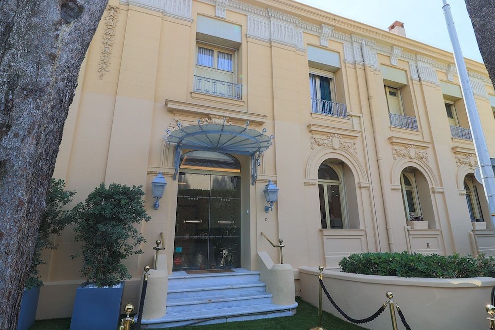 undefined Hôtel du Petit Palais 3