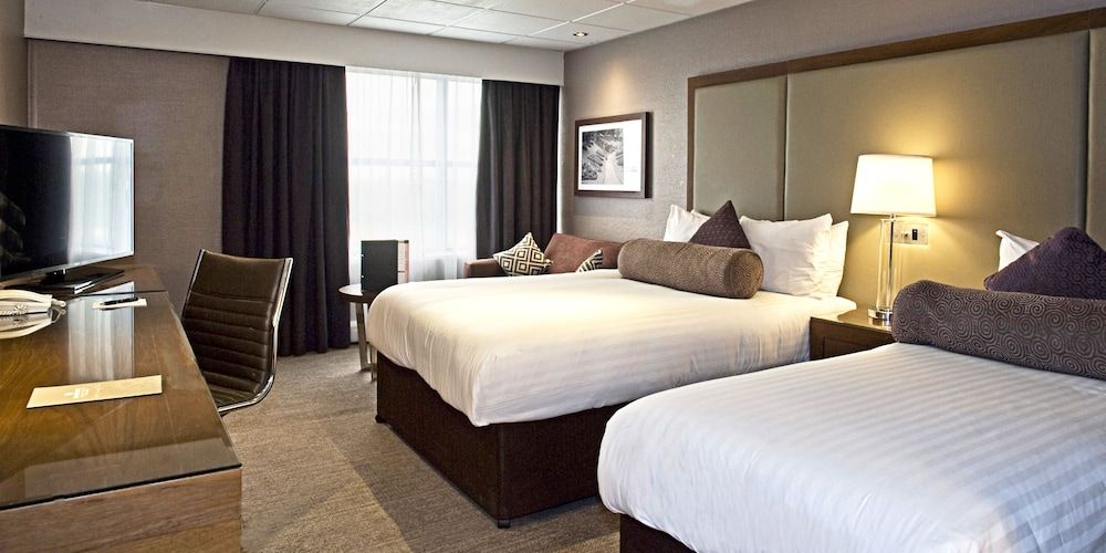 Sandman Signature London Gatwick Hotel Triple Room, 1 Double Bed, 1 Single Bed 3