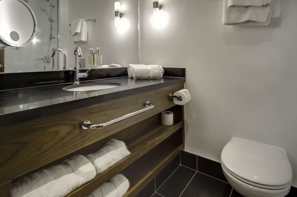 Sandman Signature London Gatwick Hotel Family Room, 1 King Bed, 1 Single Bed, 1 Trundle Bed 8