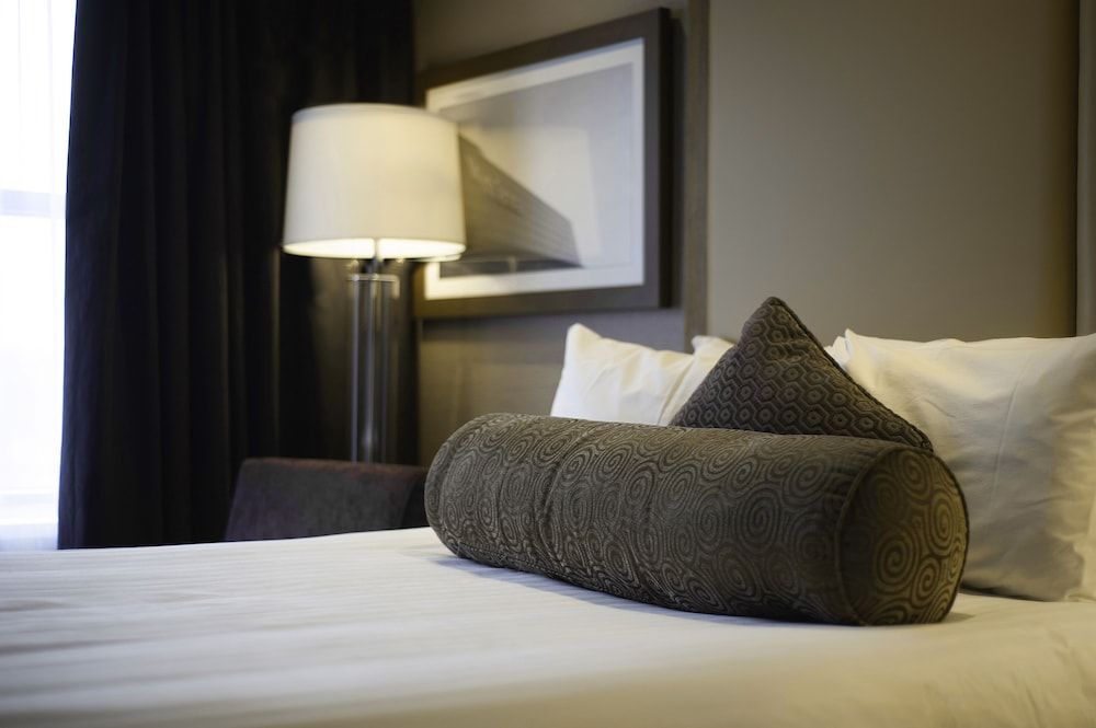 Sandman Signature London Gatwick Hotel Standard Room, 1 King Bed 4