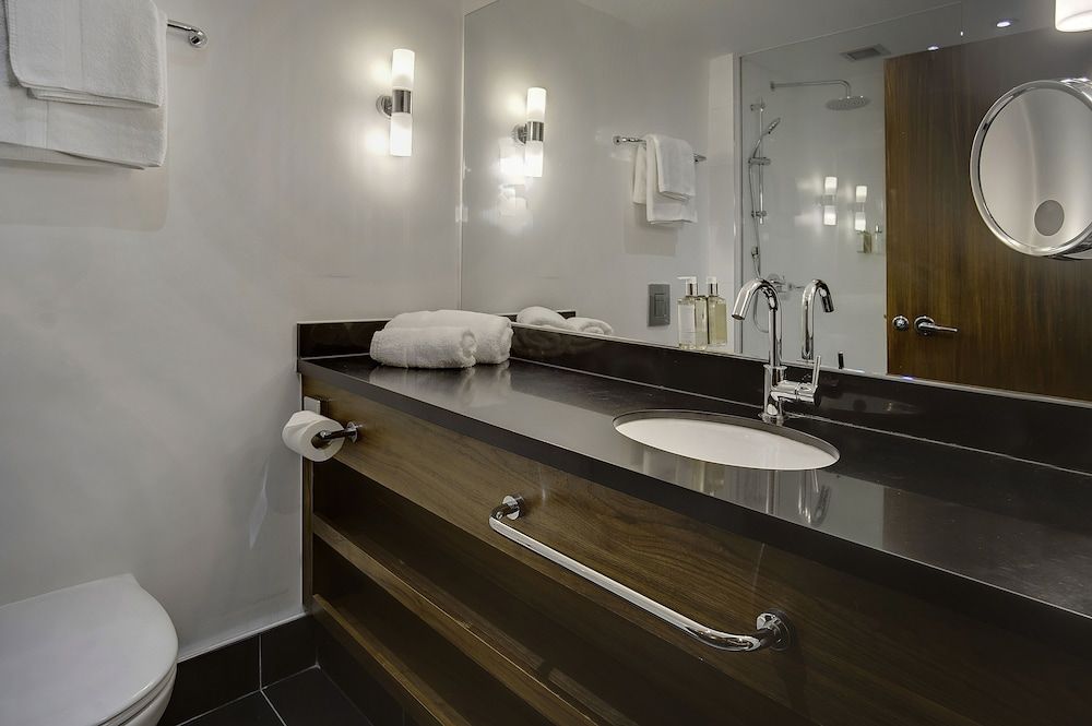 Sandman Signature London Gatwick Hotel Family Room, 1 King Bed, 1 Single Bed, 1 Trundle Bed 5