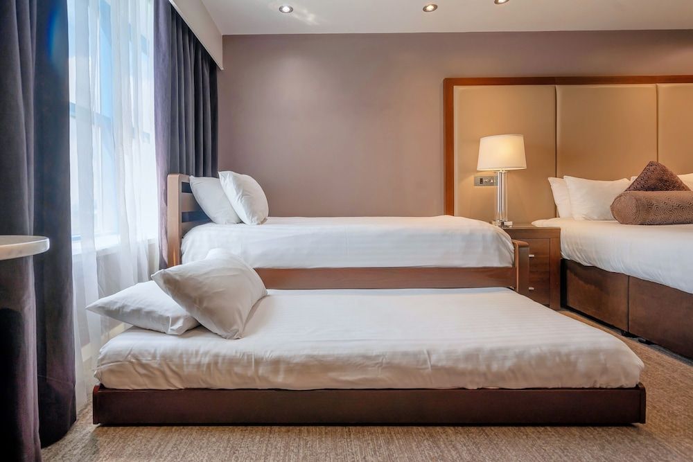 Sandman Signature London Gatwick Hotel Family Room, 1 King Bed, 1 Single Bed, 1 Trundle Bed 3
