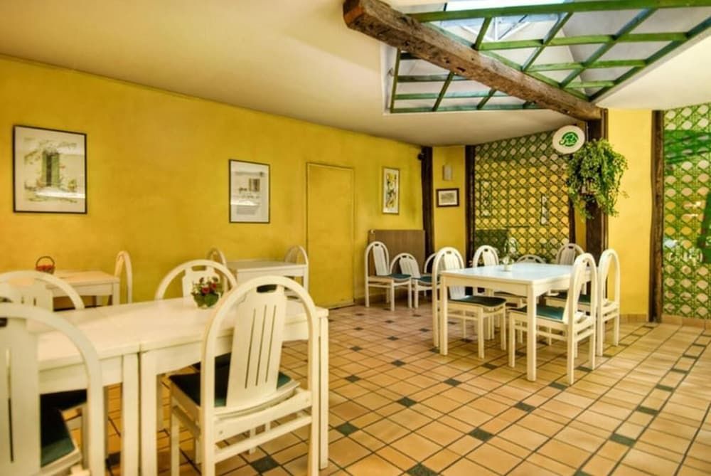 undefined Hôtel Le Faubourg 9