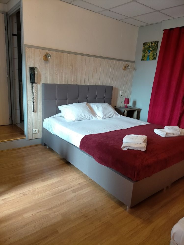 Hôtel de Savoie Quadruple Room, Canal View 4