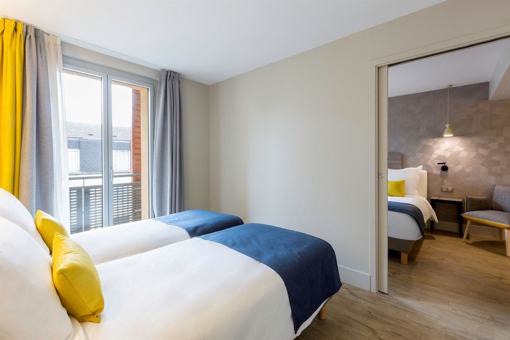 Best Western La Porte des Châteaux Family Room, 3 Twin Beds 2