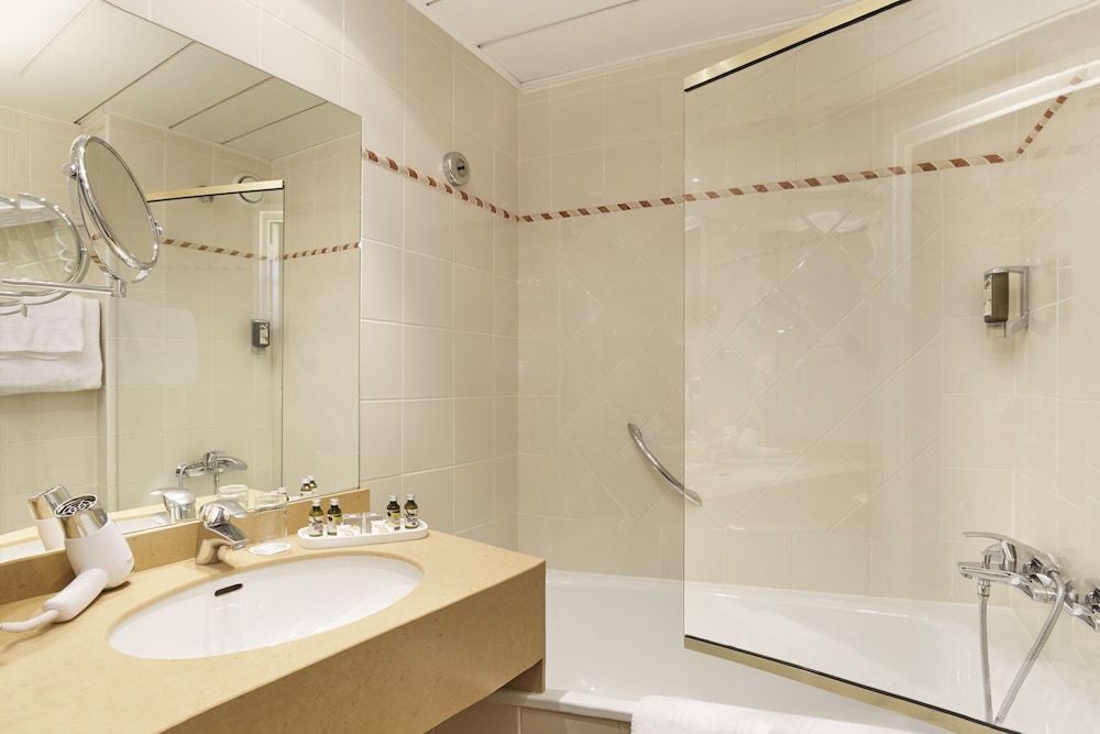 Relais Du Louvre Standard Room 5