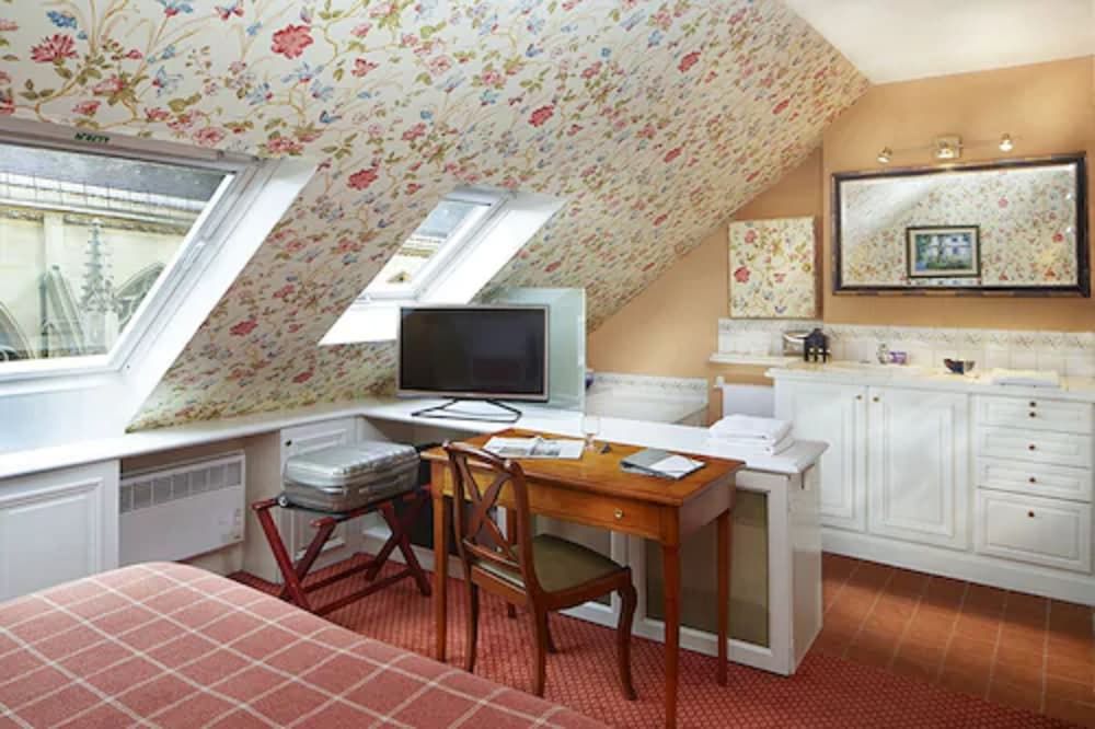 Relais Du Louvre Standard Room 6