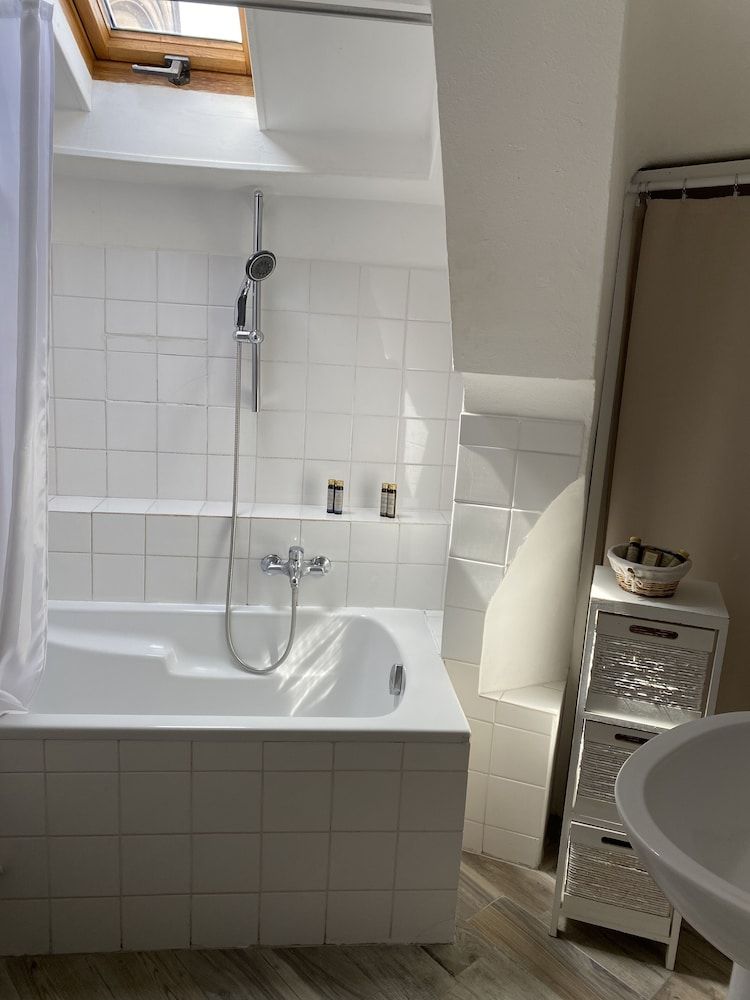 Deep Soaking Bathtub