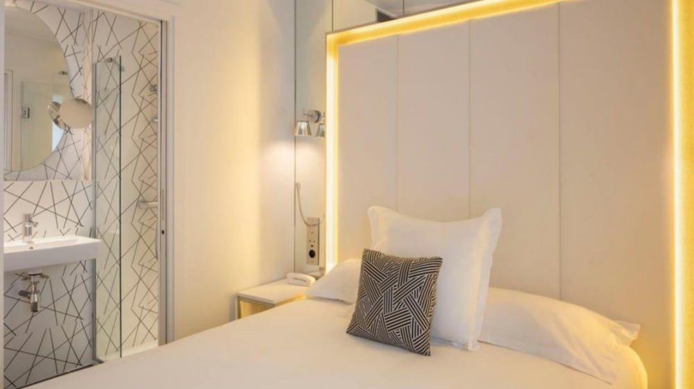 undefined Nouvel Hotel Eiffel 4
