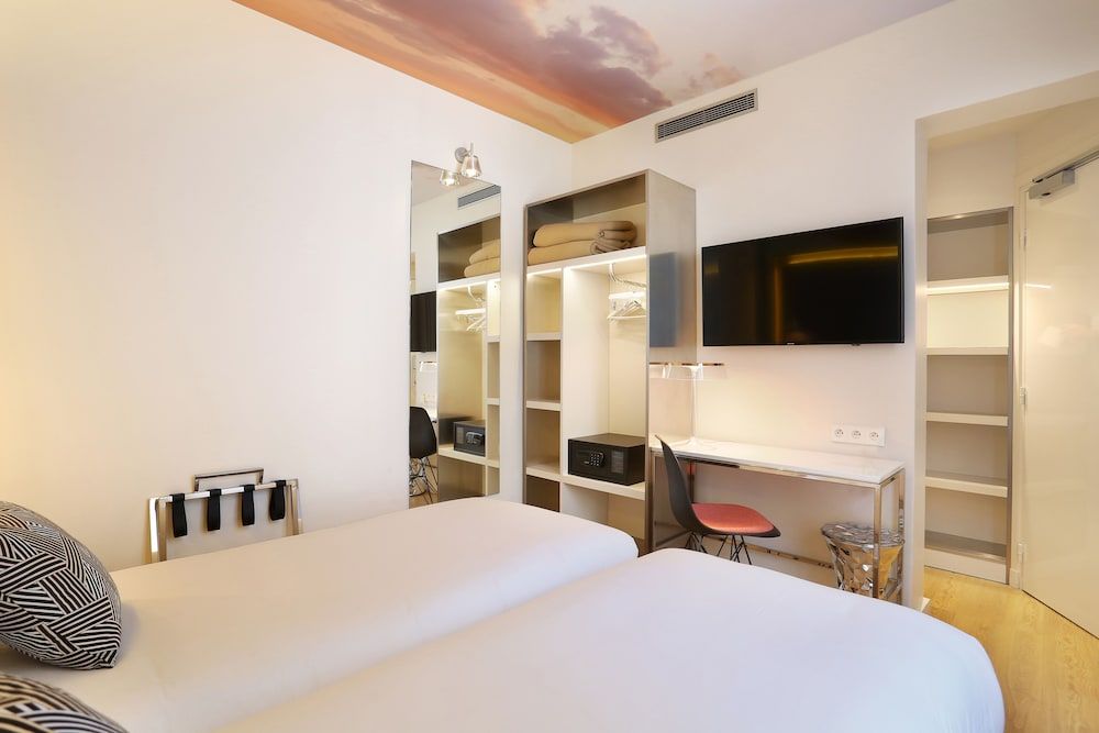 undefined Nouvel Hotel Eiffel 9