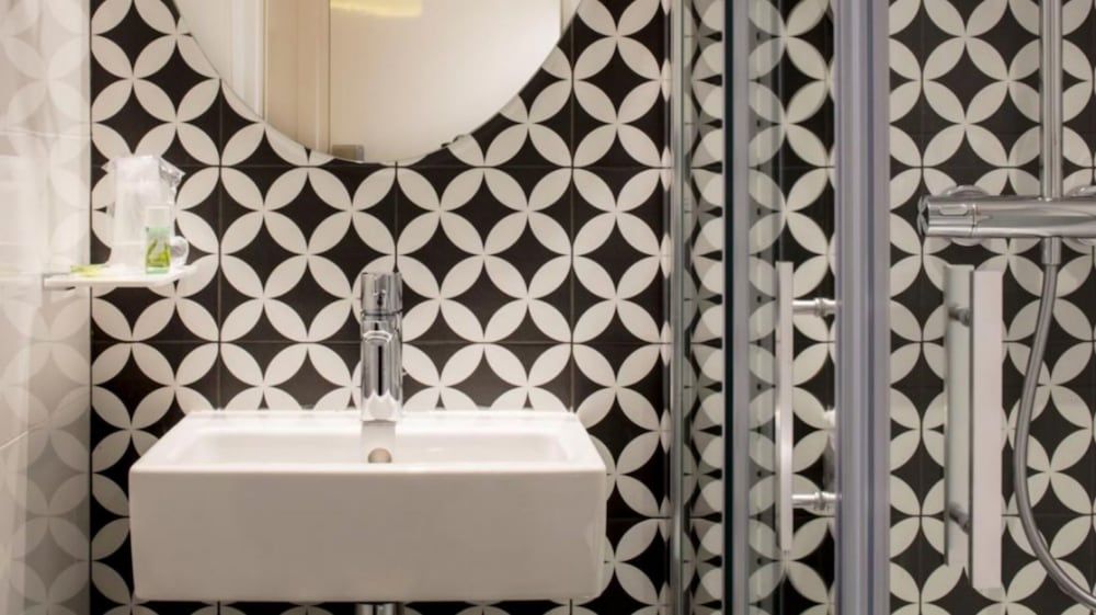 undefined Nouvel Hotel Eiffel 10