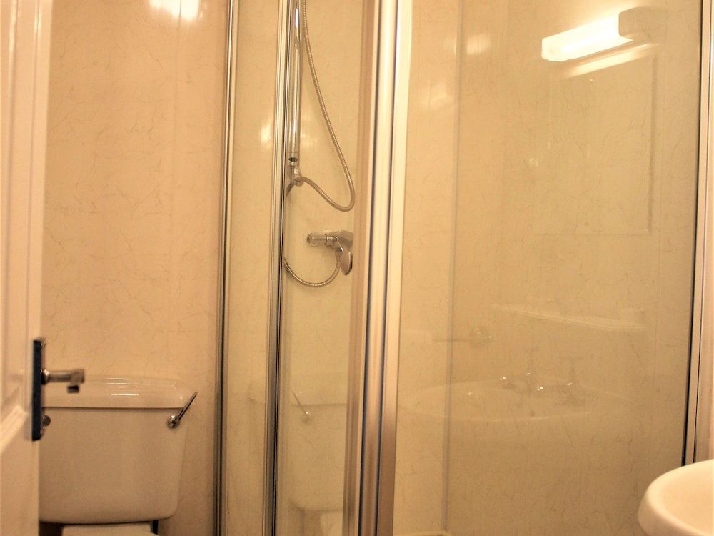 The Winchmore Hotel Twin Room, Ensuite, Sea View 2