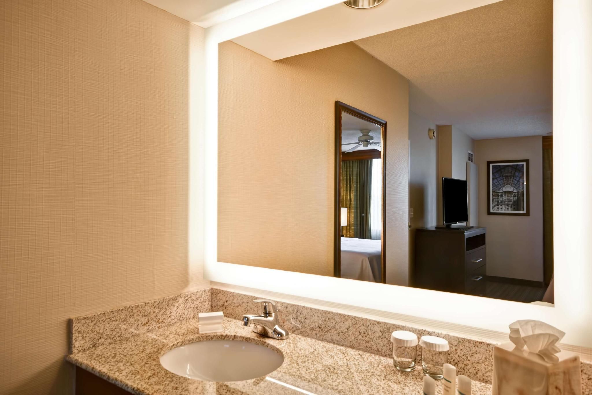 1 King 2 Qn Beds 2 Bdrm 2 Bath Suite Nonsmoking