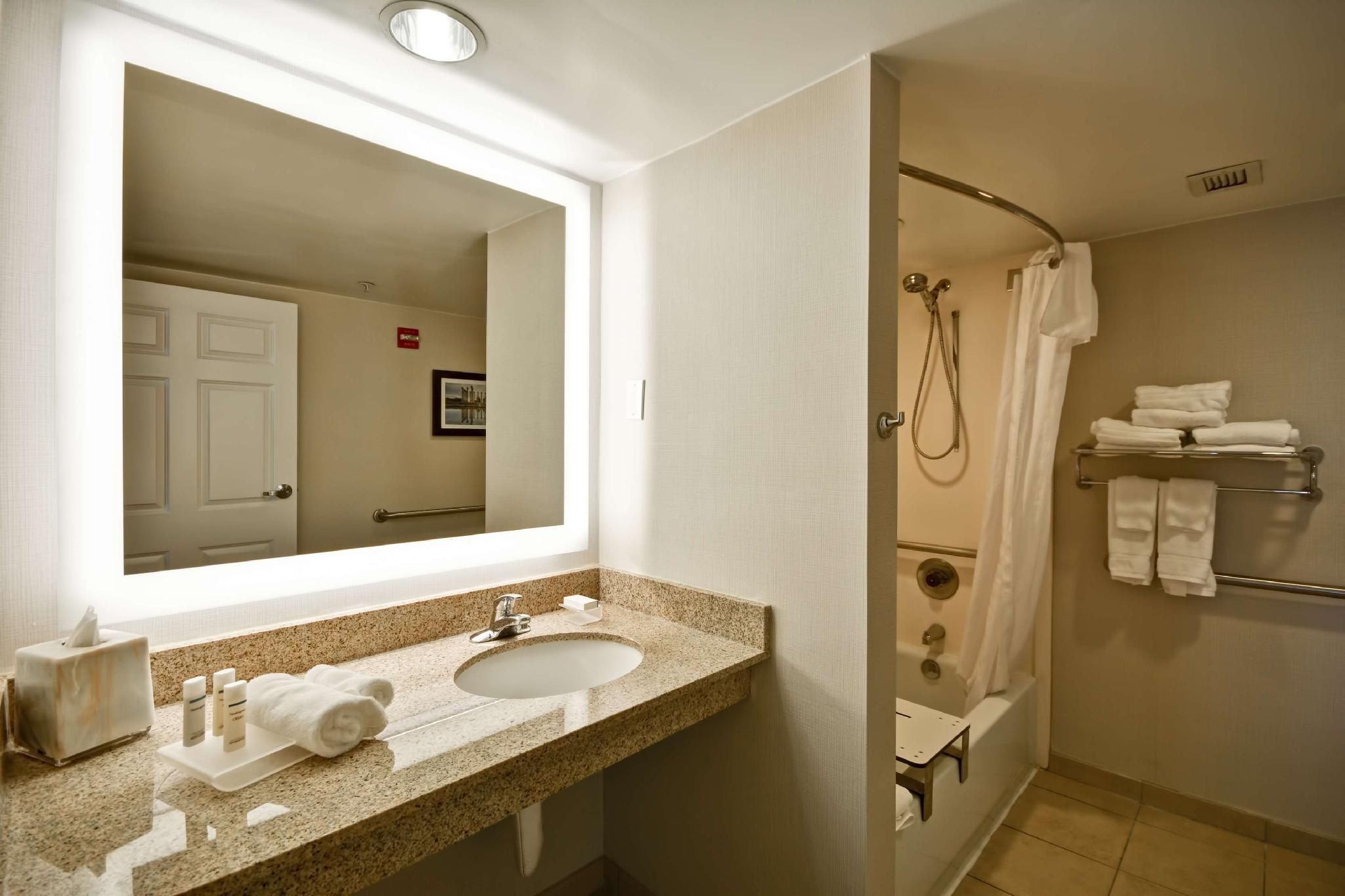 2 Double Mobility/Hearing Access Tub Ste Nsmk
