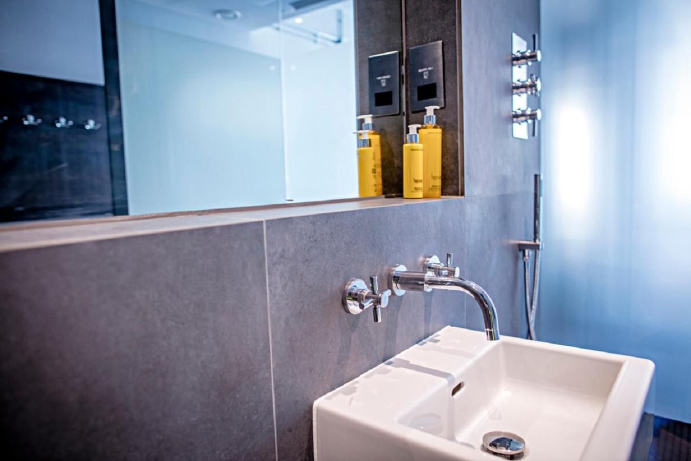 undefined New Road Hotel 4