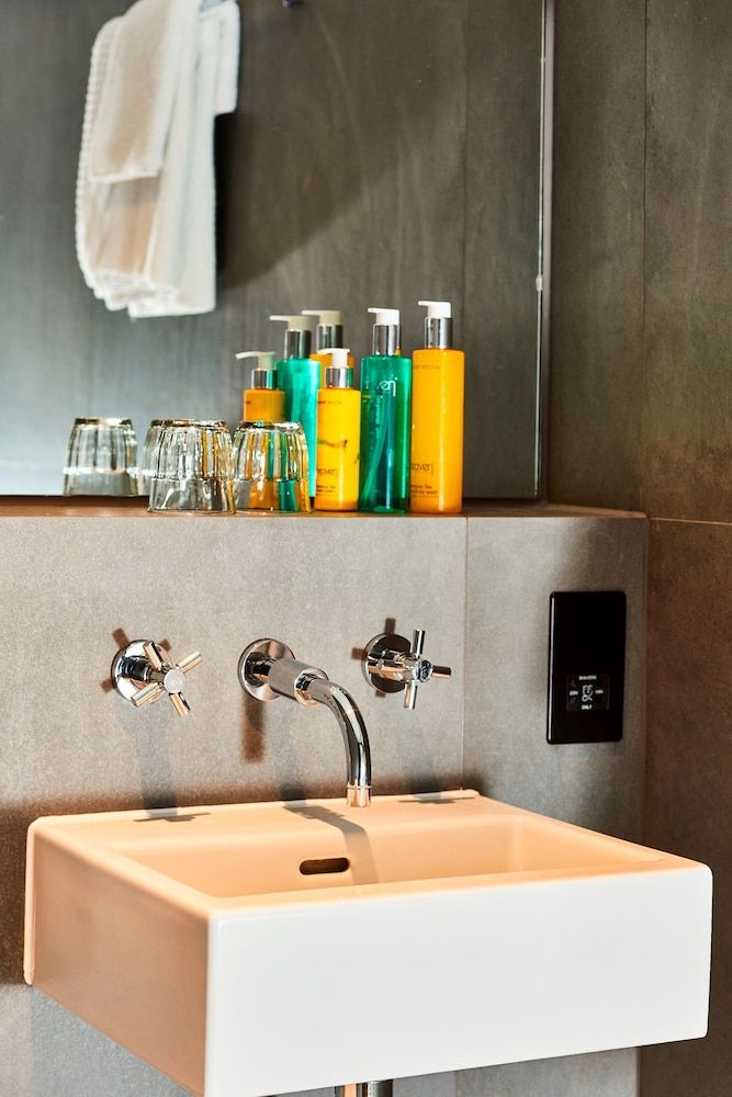 undefined New Road Hotel 10