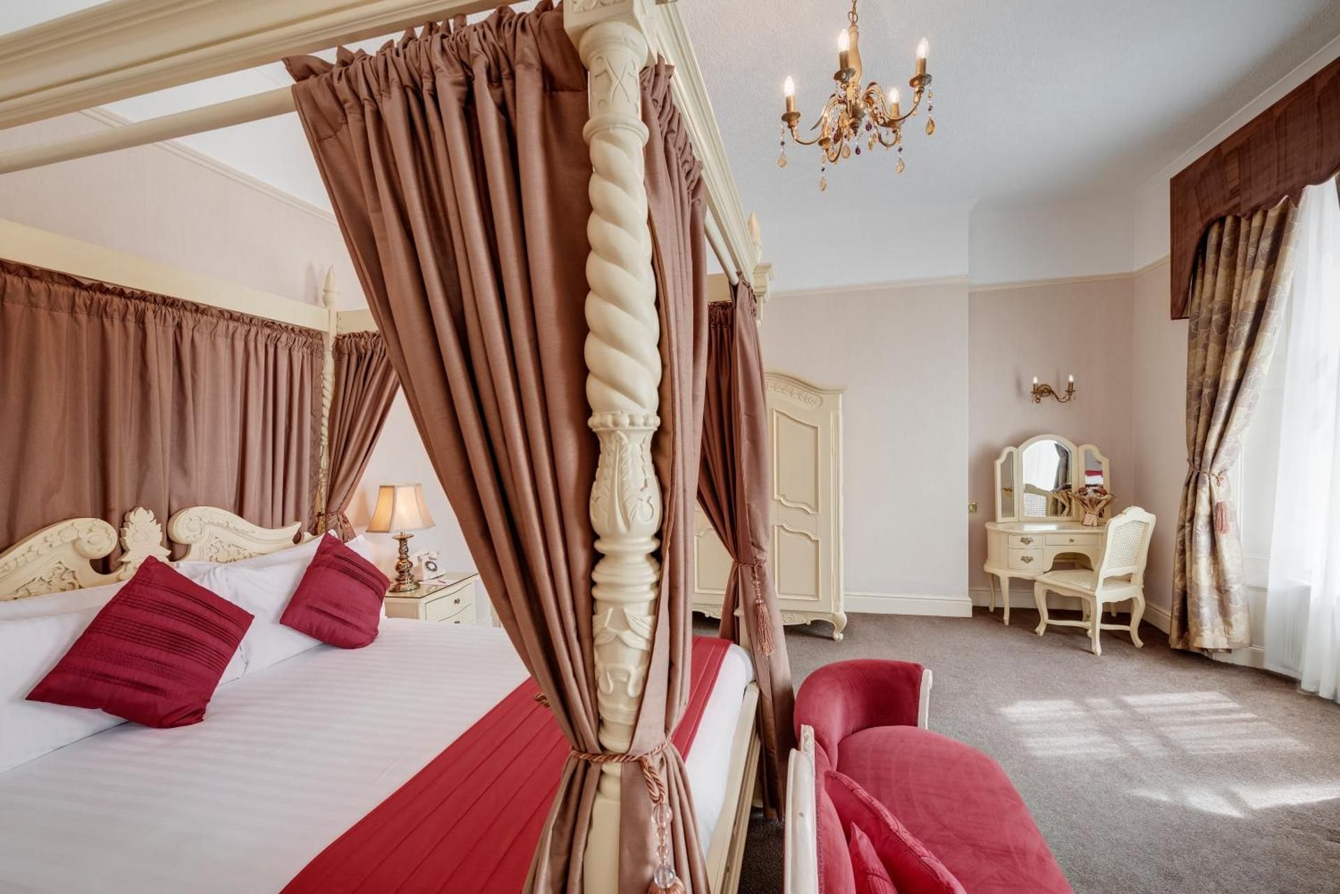 Double Room with Four Poster Bed and Spa Bath