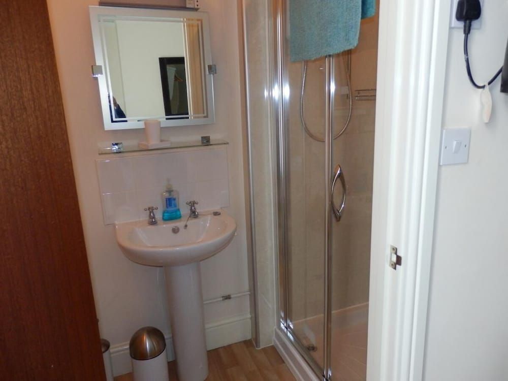 Admiral Blake Guest House Suite, Shared Bathroom 2