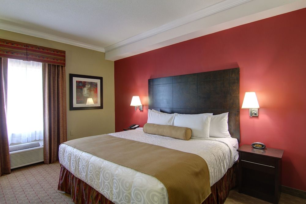 Best Western Plus Bowmanville Standard Room, 1 King Bed, Non Smoking, Microwave